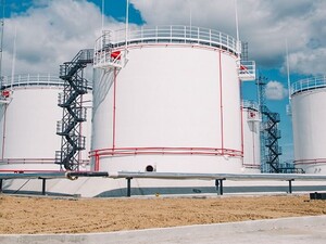 В РФ после атаки дронов горит нефтебаза