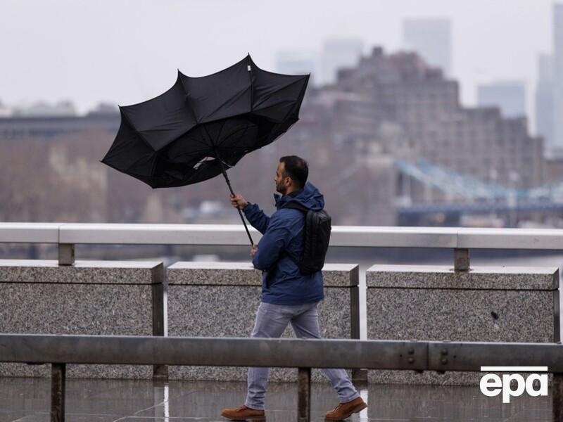 Масштабный зимний шторм в Европе. Более 10 человек погибли, сотни тысяч домов обесточены