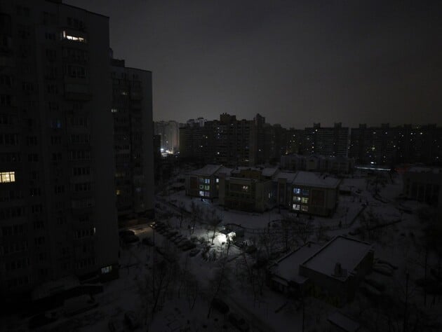 У Києві й області ввели аварійні вимкнення світла. У місті повністю зупинено водопостачання