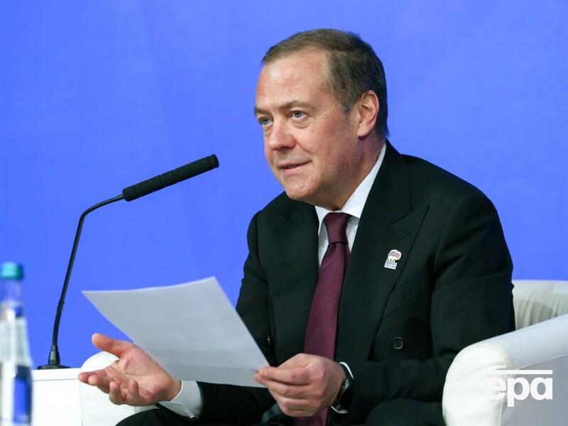 "Вот что вы получите..." Медведев ответил на слова Макрона о 6 тыс. французских военных в Украине