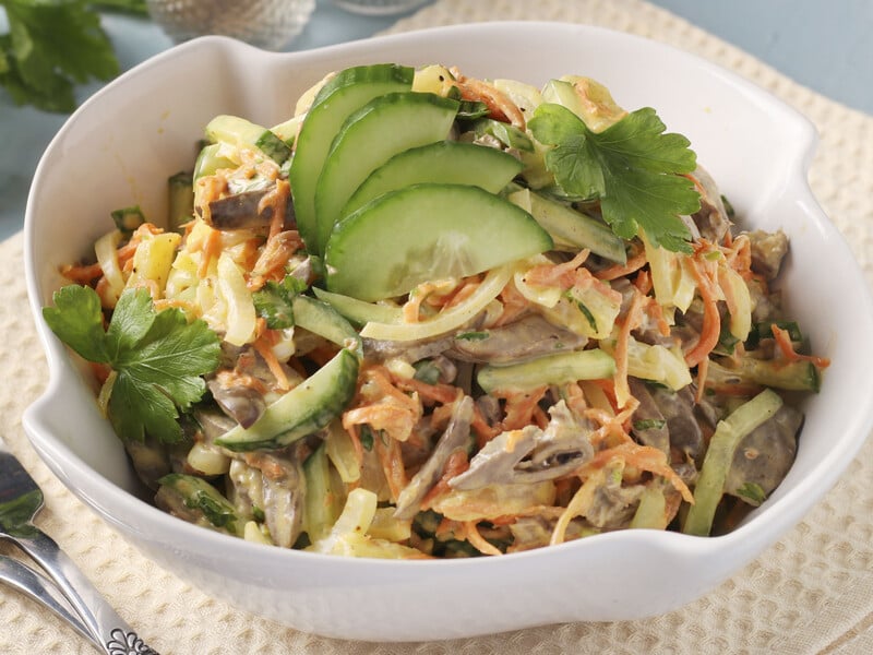 Приготовьте по этому рецепту салат из куриных сердечек. Он такой вкусный, что можно есть каждый день