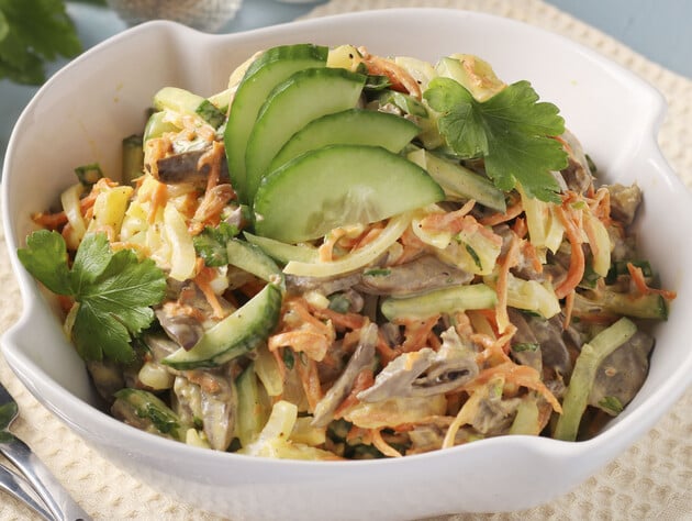 Приготовьте по этому рецепту салат из куриных сердечек. Он такой вкусный, что можно есть каждый день