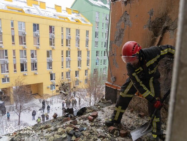 У Києві завершили роботи з ліквідації наслідків удару РФ, серед постраждалих – п'ятеро рятувальників. Фото, відео