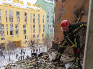 У Києві завершили роботи з ліквідації наслідків удару РФ, серед постраждалих – п'ятеро рятувальників. Фото, відео