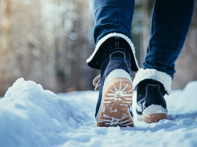 Зимой все ищут обувь с этой подошвой. Как выбрать сапоги, в которых нельзя упасть на льду