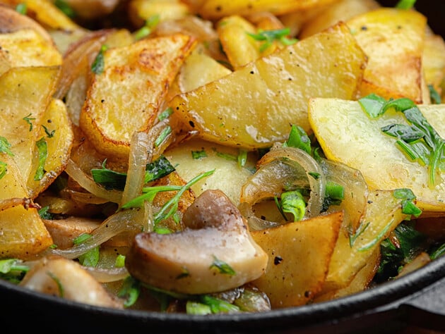 Під час смаження картоплі додайте це – і отримаєте вишукану, ситну страву по-генеральськи. Рецепт