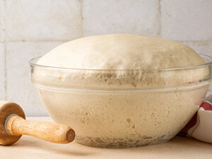 Із цього тіста виходять неймовірно пухкі й повітряні пиріжки. Перевірений рецепт на кефірі