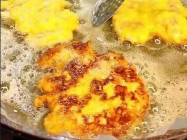 Цей сирно-цибулевий кляр зробить відбивні по-особливому соковитими й ніжними. Швидкий рецепт