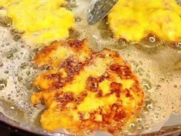 Этот сырно-луковый кляр сделает отбивные по-особенному сочными и нежными. Быстрый рецепт