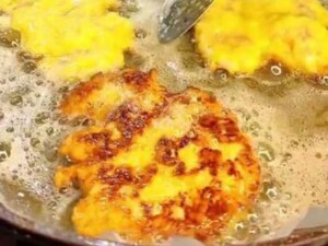 Цей сирно-цибулевий кляр зробить відбивні по-особливому соковитими й ніжними. Швидкий рецепт