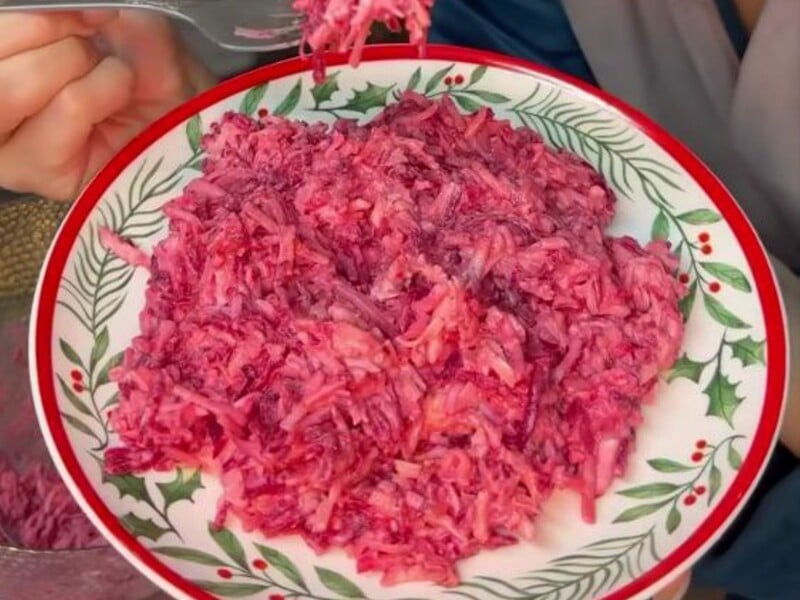 Коли спробуєте цей салат – не повірите, що він зроблений із буряку. Дуже простий рецепт