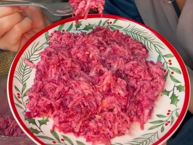 Коли спробуєте цей салат – не повірите, що зроблений з буряка. Дуже простий рецепт