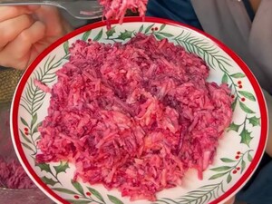 Коли спробуєте цей салат – не повірите, що зроблений з буряка. Дуже простий рецепт