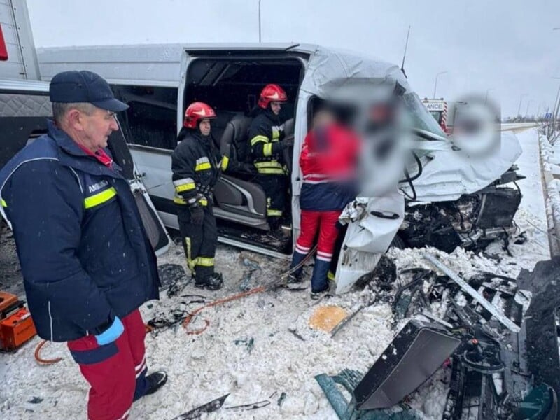 У Львівській області в ДТП потрапив мікроавтобус із пасажирами, є жертва. Фото, відео