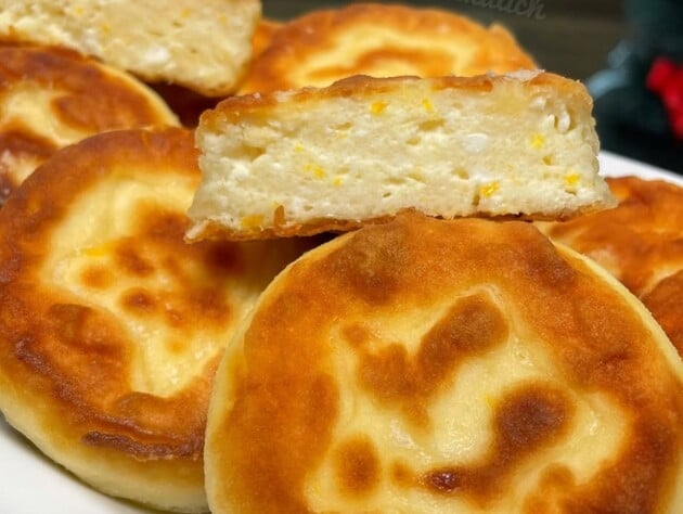 Добавьте этот неожиданный ингредиент – и сырники будут нежные, пышные и вкусные. Советы и лайфхаки