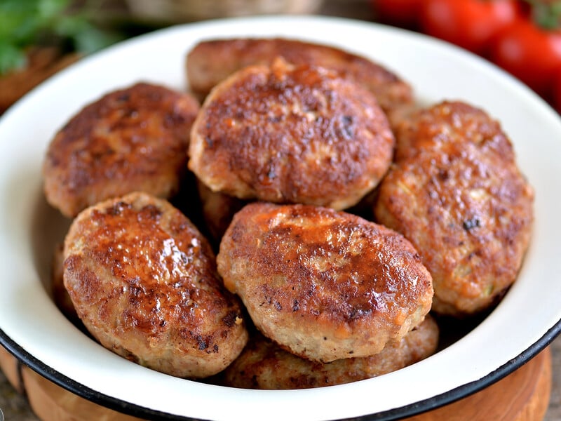 Додайте цей секретний інгредієнт у фарш – і котлети завжди будуть пишними й соковитими. Кулінарна хитрість