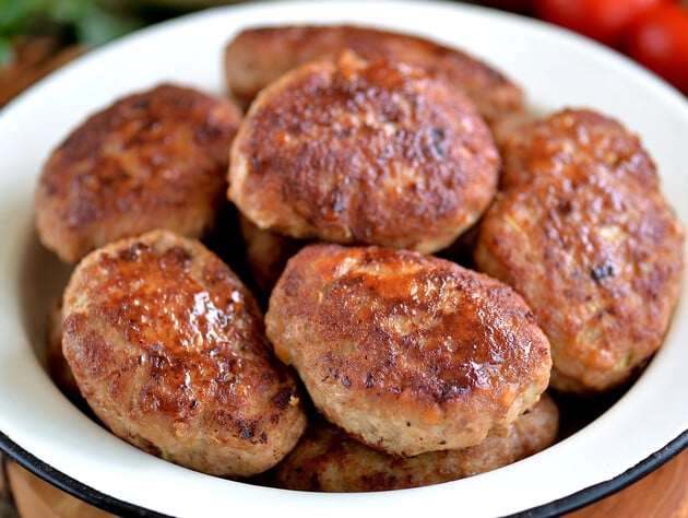 Добавьте этот секретный ингредиент в фарш – и котлеты всегда будут пышные и сочные. Кулинарная хитрость