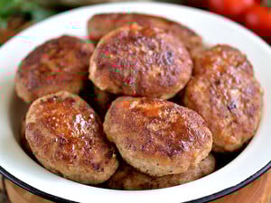 Додайте цей секретний інгредієнт у фарш – і котлети завжди будуть пишними й соковитими. Кулінарна хитрість