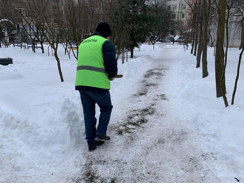 "Ви чисто обнагліли? Схаменіться!" В Івано-Франківську битою побили прибиральника, який ішов на роботу. Фото