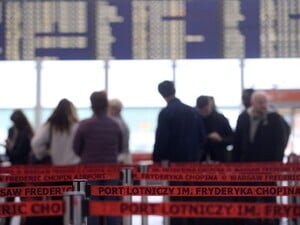 У Польщі українку не пропустили на рейс через напис на лобі