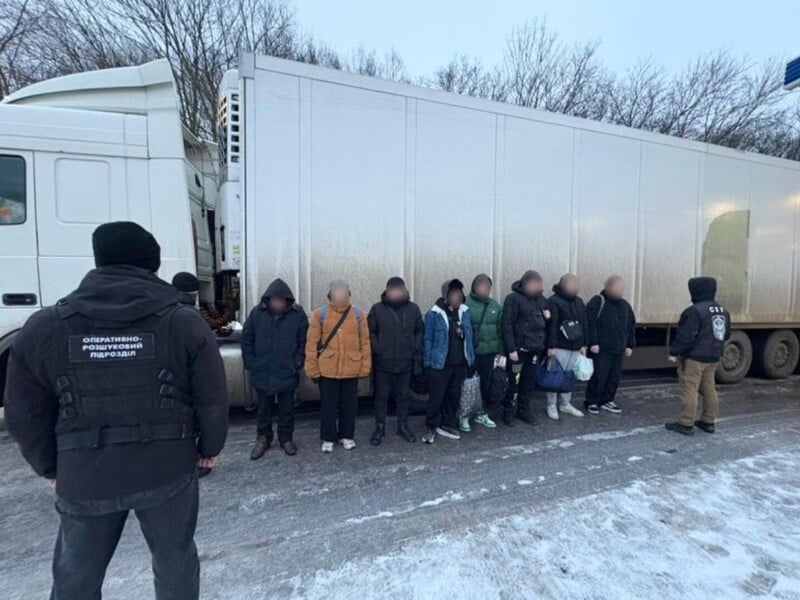 "Прятались в фуре с алкоголем". Пограничники задержали водителя по подозрению в переправке призывников