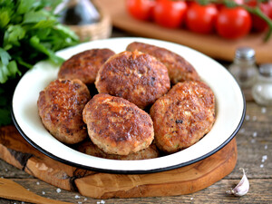 Будет вкусно с пюре, гречкой или хрустящим хлебом. Домашние котлеты. Пошаговый рецепт