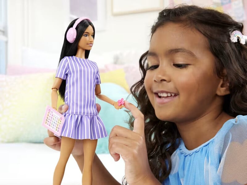"Щоб кожна дівчинка могла знайти себе в Барбі". У США випустили першу у світі аутистичну ляльку