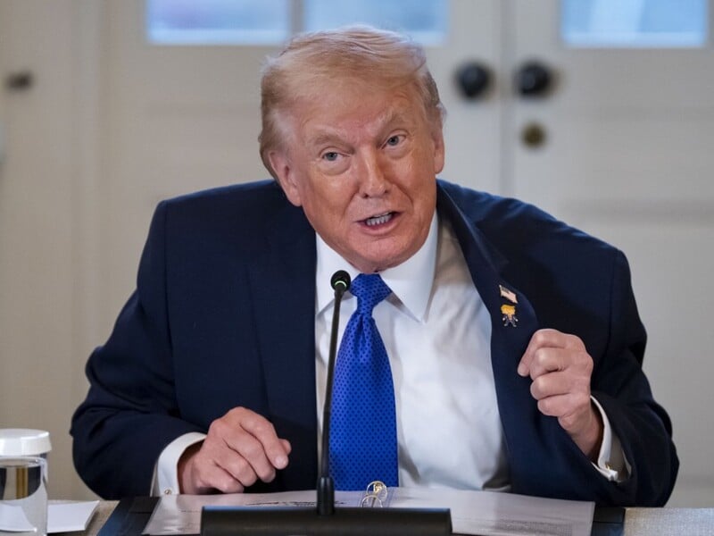 Трамп объявил пошлины в 25% на "любые" сделки с США для стран, торгующих с Ираном