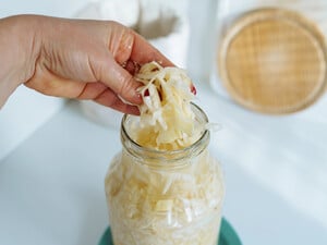 Беспроигрышный вариант – именно этот. Квашеная капуста по бабушкиному рецепту