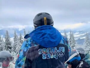 Куртку з мерчем Олімпіади в Сочі, яка 