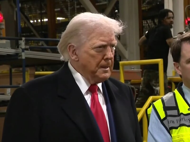 "F… you". Трамп выругал и показал средний палец рабочему на заводе Ford, крикнувшему ему: "Защитник педофилов"