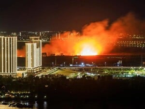 В Ростове-на-Дону взрывы и пожары после атаки дронов. По данным СМИ, горит нефть