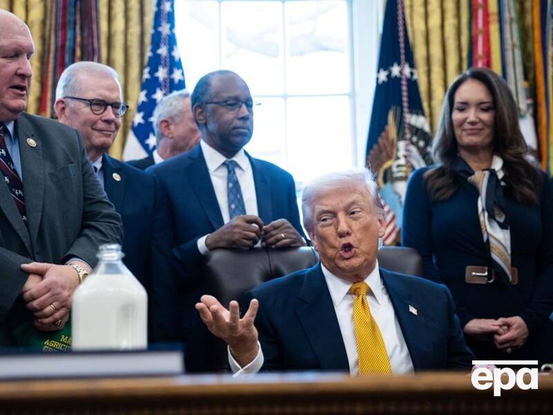 Трамп запропонував журналістам випити пляшку 