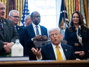 Трамп запропонував журналістам випити пляшку 