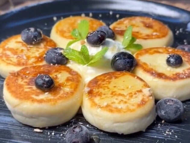 Секрет идеальных сырников из ресторана – в этом простом действии с уже готовым тестом. Рецепт 