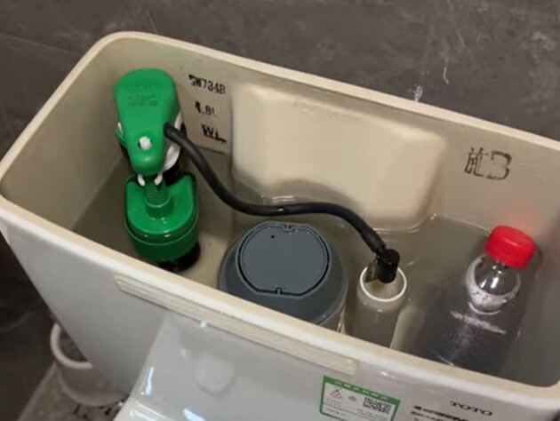 Поместите эту таблетку в бутылку – и унитаз будет сиять чистотой и благоухать свежестью. Лайфхак