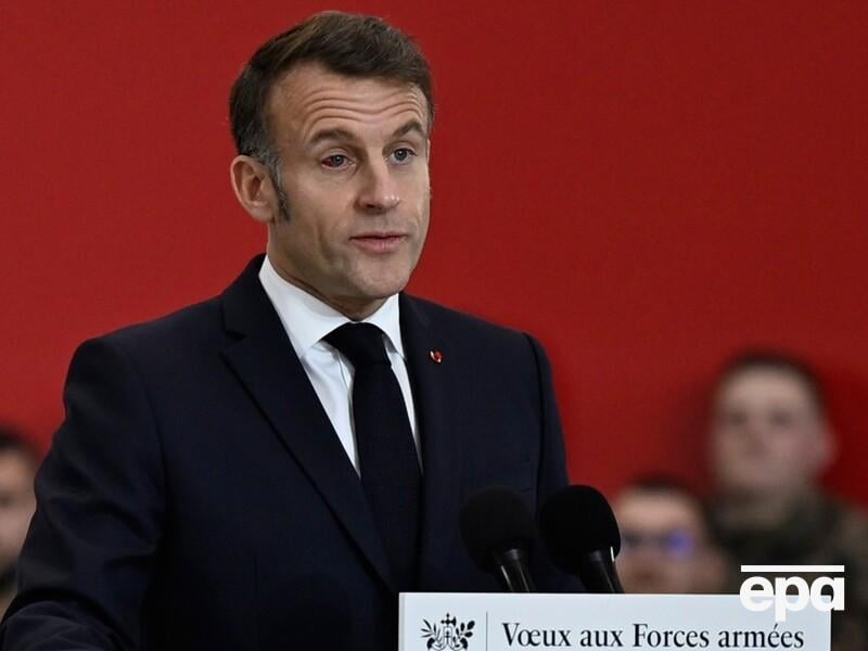 Макрон появился на публике с залитым кровью глазом. Что случилось? Видео