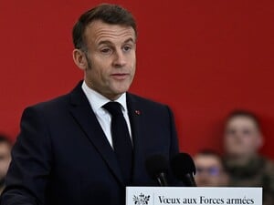 Макрон появился на публике с залитым кровью глазом. Что случилось? Видео