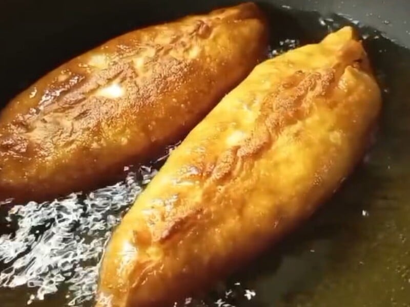 Нажарьте себе вкусных и хрустящих пирожков. Удачный рецепт быстрого теста на кипятке