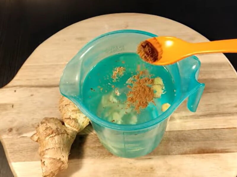 Растворите это в воде – и ноги не будут мерзнуть. Лайфхак, как приготовить согревающий настой