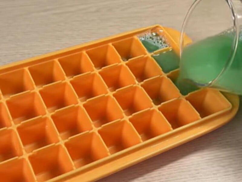 Оставьте это в морозилке – и даже самый старый унитаз будет сверкать, как новый. Бытовой лайфхак