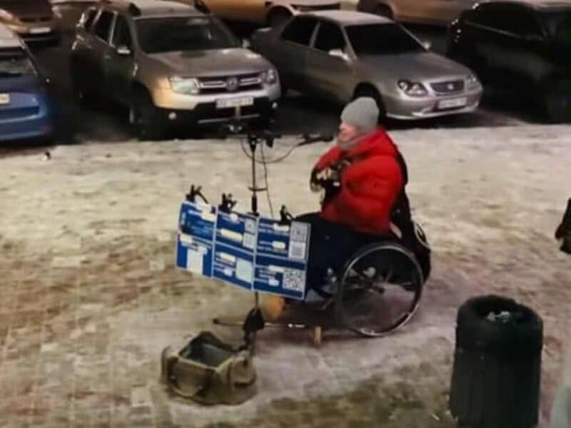 В Кривом Роге подростки в лютый мороз зажгли под украинский хит в исполнении уличного музыканта. Видео