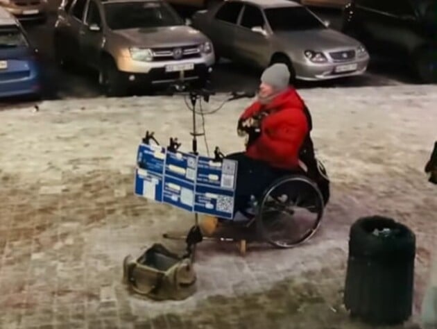 В Кривом Роге подростки в лютый мороз зажгли под украинский хит в исполнении уличного музыканта. Видео