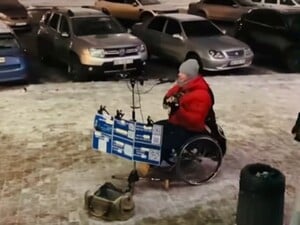 У Кривому Розі підлітки в лютий мороз запалили під український хіт у виконанні вуличного музиканта. Відео