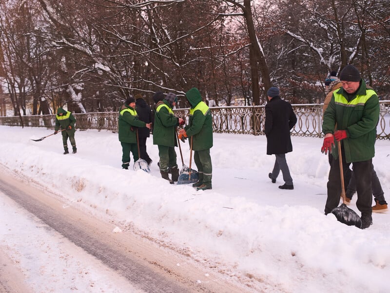 "И трактор дадим". Мэр Ивано-Франковска пообещал лопаты жителям города для уборки снега
