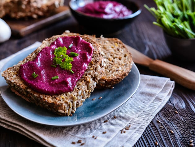 Натріть буряк і змішайте з цим. Смачна намазка на хліб