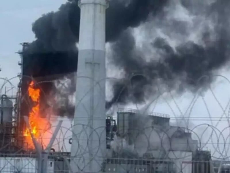 Дроны ударили по нефтезаводу в Рязани. После работы российской ПВО "обломки попали на жилье". Видео