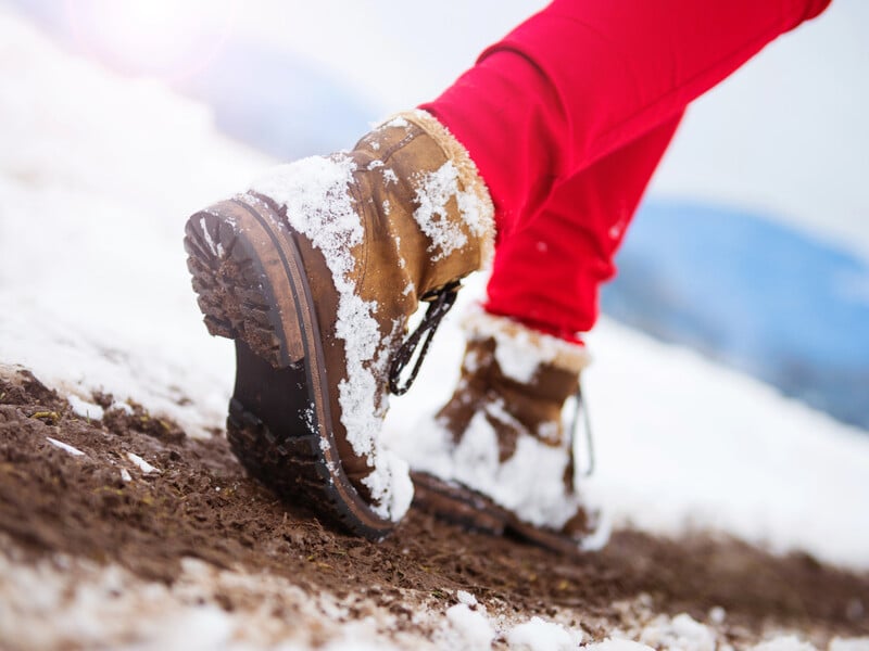 Насипте це у взуття – і ваші ноги ніколи не змерзнуть. Лайфхак на період сильних морозів