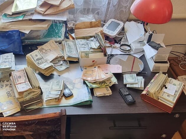 У голови ВЛК у Дніпропетровській області та її спільника виявили $400 тис. Вони продавали непридатність до служби