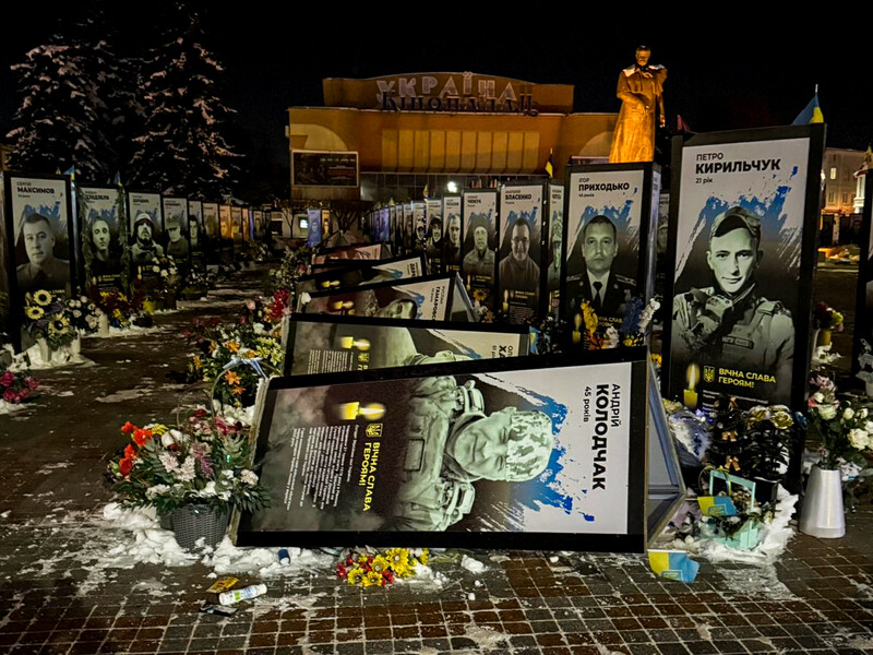 "Дратують, бо нагадують про війну". У Рівному жінка перекинула портрети загиблих героїв